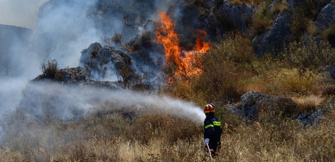 Μεσολόγγι: Σε εξέλιξη η φωτιά στον Αστακό	- Επιχειρούν επίγειες και εναέριες δυνάμεις