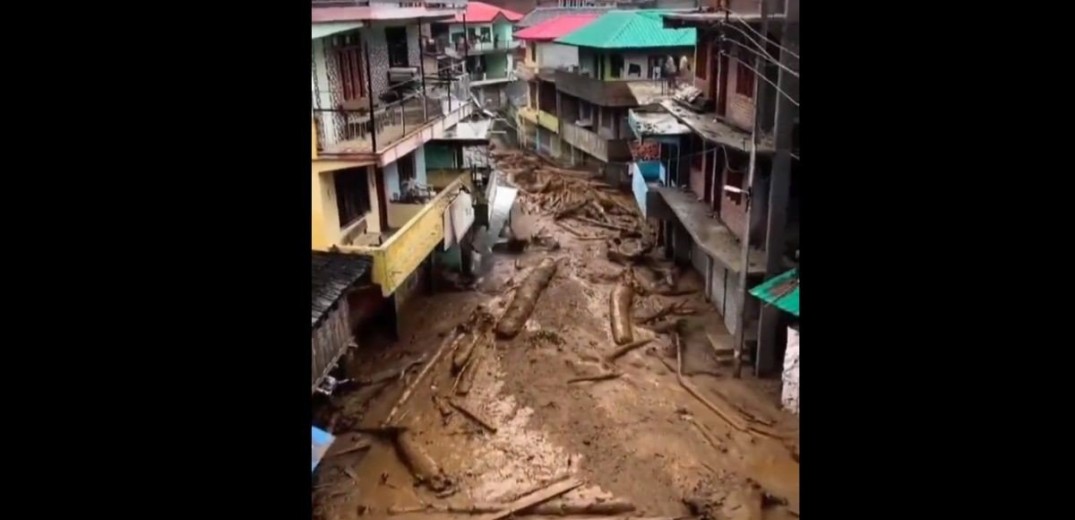 Αδιανόητες εικόνες από τις πλημμύρες με τους 29 νεκρούς στη βόρεια Ινδία - Κορμοί δέντρων περνούν μέσα από τους δρόμους (βίντεο)