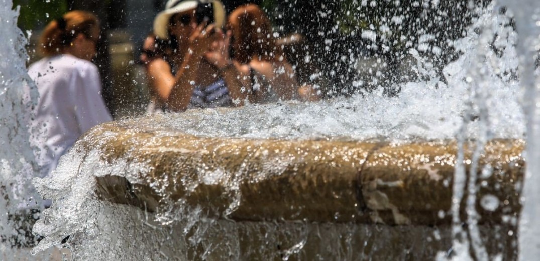 Σε κλοιό καύσωνα  όλη η χώρα