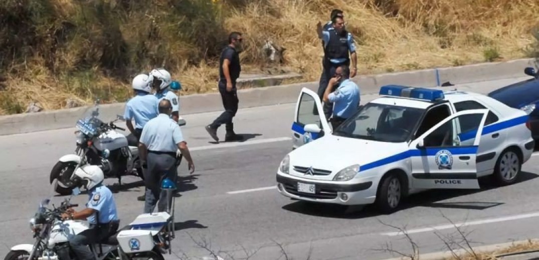 Καταδίωξη στη Χαλκιδική: Νεαροί μοτοσικλετιστές κραδαίνοντας όπλο ρέπλικα προσπάθησαν να διαφύγουν τον έλεγχο και τραυματίστηκαν