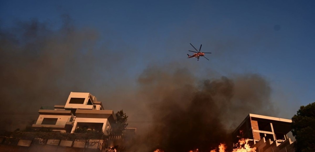 Σπαρακτικές εικόνες από drone του Guardian πάνω από τα αποκαΐδια στον Κουβαρά (βίντεο)