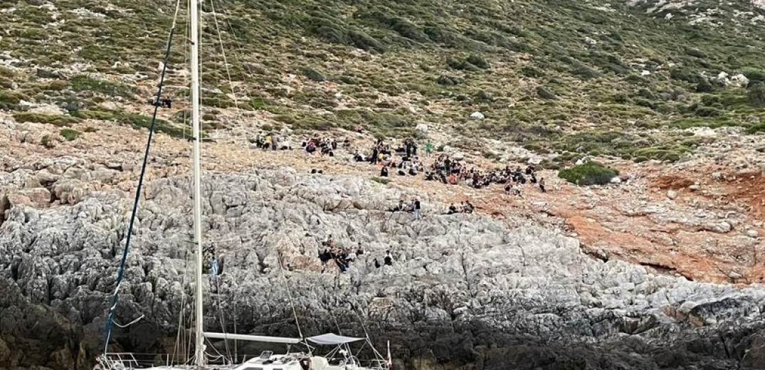 Διάσωση 111 μεταναστών από το Λιμενικό - 46 παιδιά ανάμεσά τους σε σκάφος που βυθίστηκε