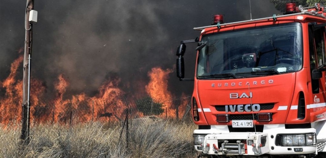 Καλύτερη η εικόνα σε ορισμένα πύρινα μέτωπα - Μαίνεται η πυρκαγιά στα Δερβενοχώρια με κατεύθυνση προς τη Μαγούλα