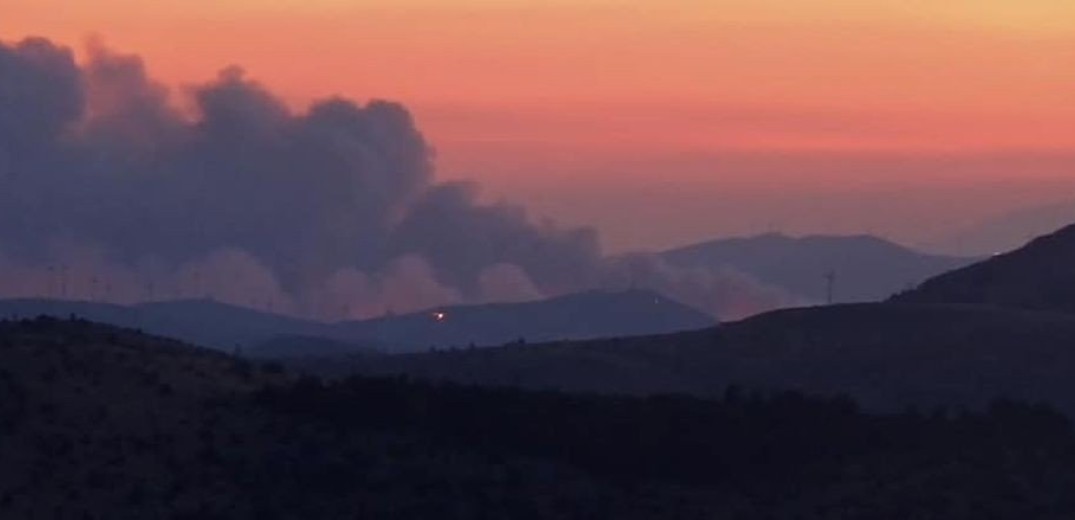 Εντάθηκε το πύρινο μέτωπο στα Δερβενοχώρια Βοιωτίας - Δύσκολη η νύχτα (βίντεο, φωτ.)