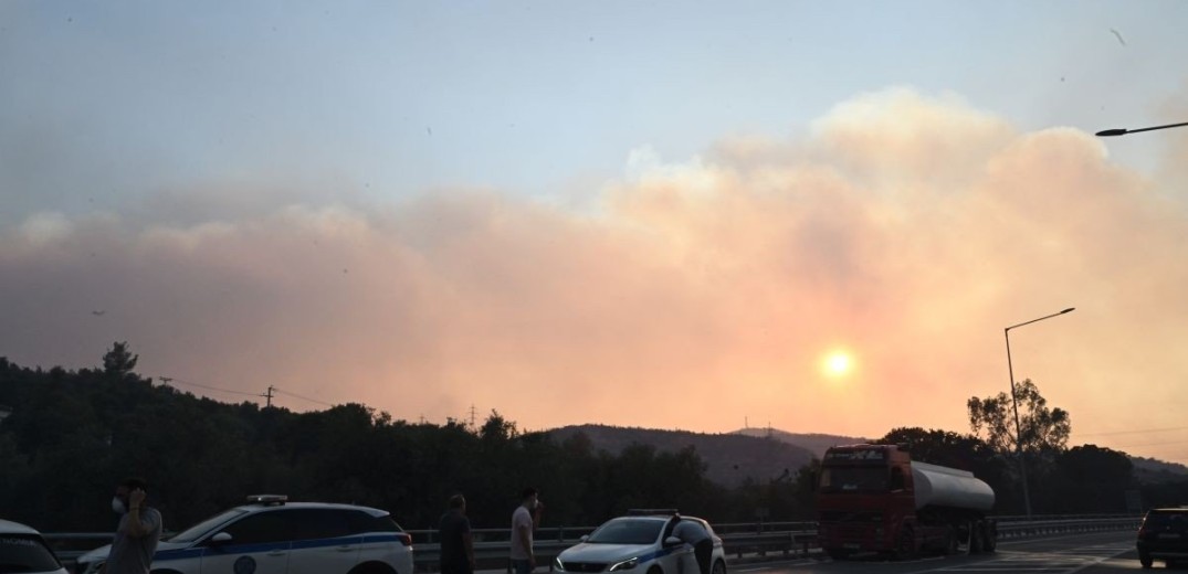 Υπό μερικό έλεγχο η φωτιά που καίει σε χώρο ανακύκλωσης στον Ασπρόπυργο