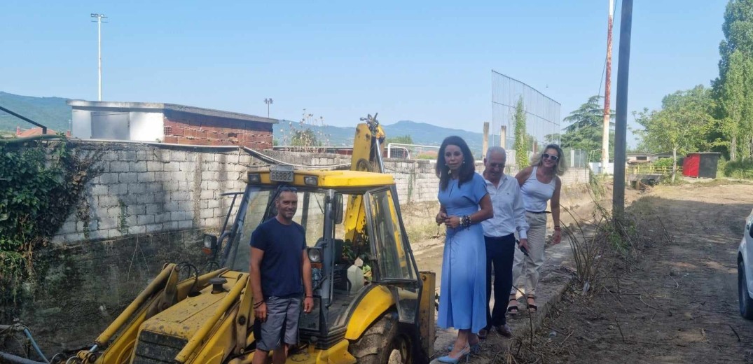 Καθαρίζουν τα ρέματα στο Ζαγκλιβέρι από μπάζα και φερτά υλικά