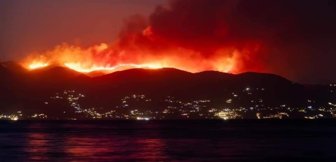 Πύρινη κόλαση σε Κέρκυρα Αίγιο, Κάρυστο και Υλίκη - Ύφεση στη Ρόδο - Έκτακτα δελτία από τα βρετανικά ΜΜΕ (βίντεο, φωτ.)