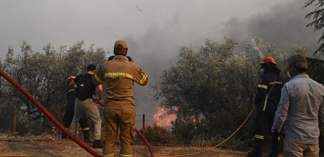 Ανεξέλεγκτη η πυρκαγιά στην Νέα Αγχίαλο: Ισχυρές εκρήξεις σε αποθήκη πυρομαχικών