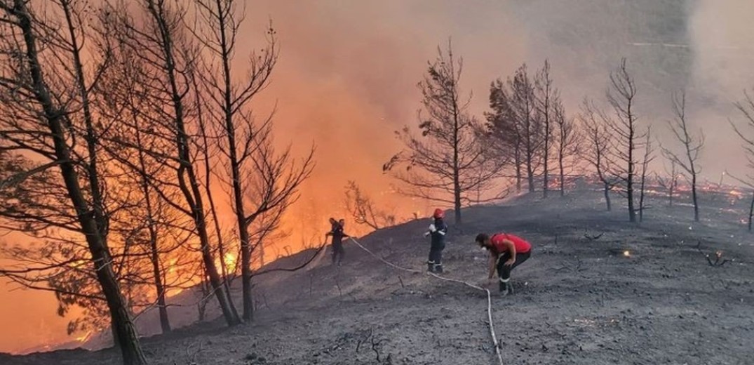 Μεγάλες αναζωπυρώσεις στη Ρόδο - Εκκενώνονται τα Λάερμα - Αναμένεται νύχτα δίχως τέλος (βίντεο)