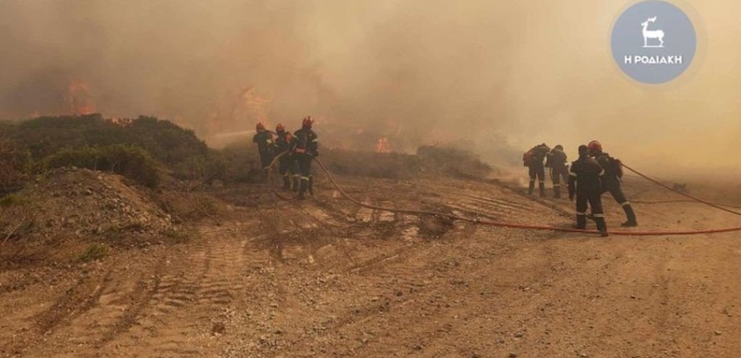 Σε 3 ενεργά μέτωπα επιχειρούν οι πυροσβεστικές δυνάμεις στη Ρόδο