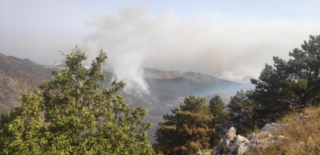 Συνεχίζεται ο πύρινος εφιάλτης σε Ρόδο και Κέρκυρα, καλύτερη εικόνα στην Κάρυστο