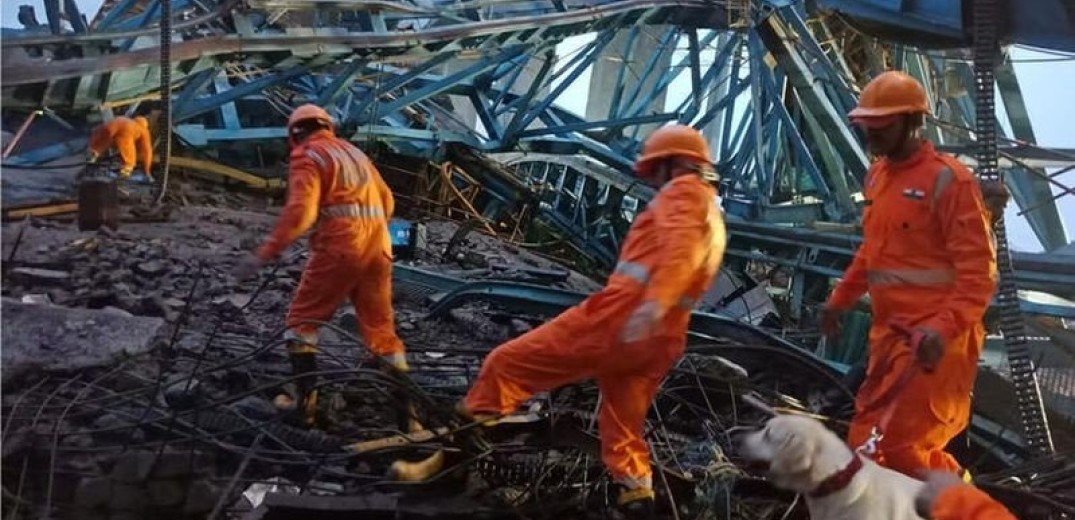 Πολύνεκρη τραγωδία στην Ινδία: Κατέρρευσε γερανός και σκοτώθηκαν τουλάχιστον 17 εργαζόμενοι (βίντεο, φωτ.)