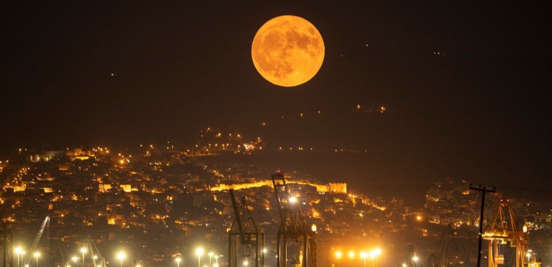 Θεσσαλονίκη: Μαγική η «υπερπανσέληνος» - Εντυπωσιακές εικόνες