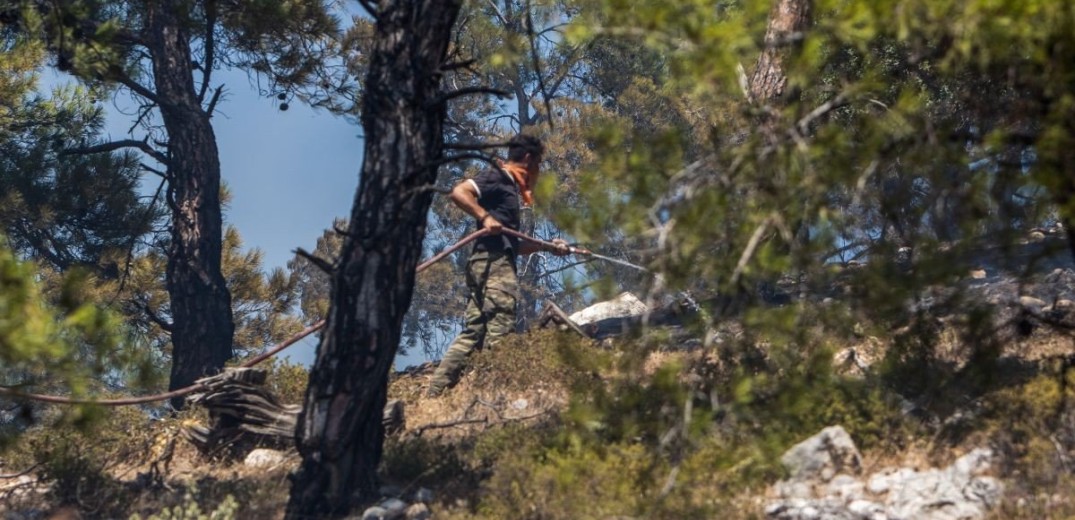 Εντοπίστηκε άνδρας με μπιτόνι βενζίνης στη Ρόδο - Μάχη στον Μαλώνα να σωθεί ό,τι σώζεται (βίντεο)