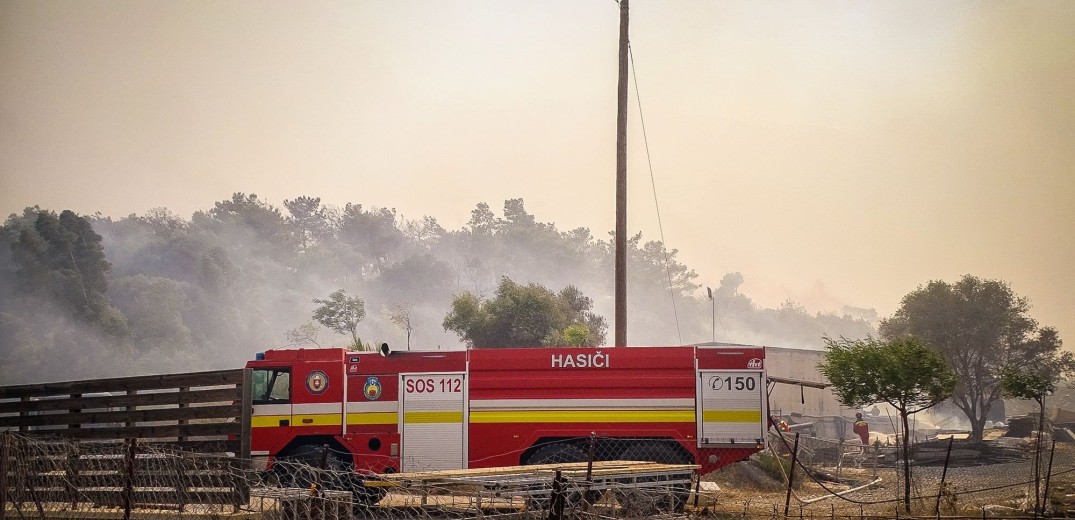 Διαψεύδει ο εκπρόσωπος της πυροσβεστικής τις αναφορές για προσαγωγές υπόπτων για εμπρησμό στη Ρόδο