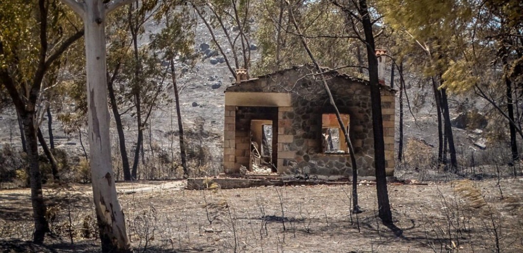 Δραματική η κατάσταση στη Ρόδο - Στις φλόγες σπίτια και αυτοκίνητα (βίντεο)