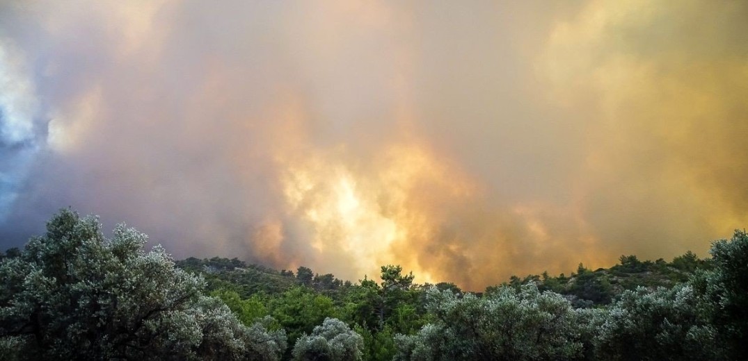 Μάχη με τις αναζωπυρώσεις δίνουν οι πυροσβέστες στη Ρόδο - Δύσκολη η κατάσταση σε Κάρυστο και Κέρκυρα