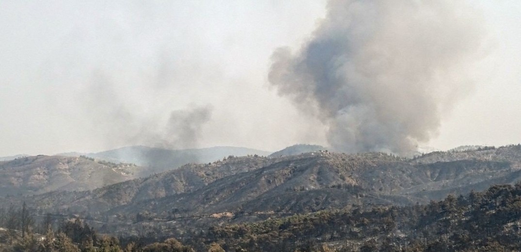 Φουντώνουν τα μέτωπα της πυρκαγιάς στη Ρόδο - Ακόμα μία δύσκολη νύχτα