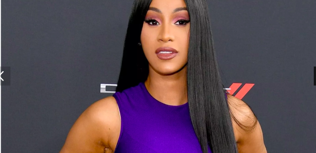 Cardi B: εκτόξευσε το μικρόφωνό της σε μια γυναίκα που της πέταξε υγρό στη σκηνή 