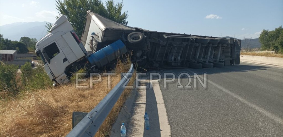 Σέρρες: Tριαξονική νταλίκα ανατράπηκε στην Εγνατία Οδό στο ύψος του Σιδηροκάστρου (φωτ.)