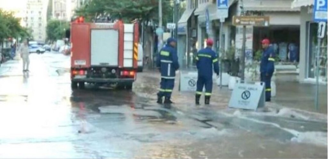Θεσσαλονίκη: Πλημμύρισε η Ερμού από σπασμένο αγωγό νερού - Μαρτυρίες για έκρηξη (βίντεο)