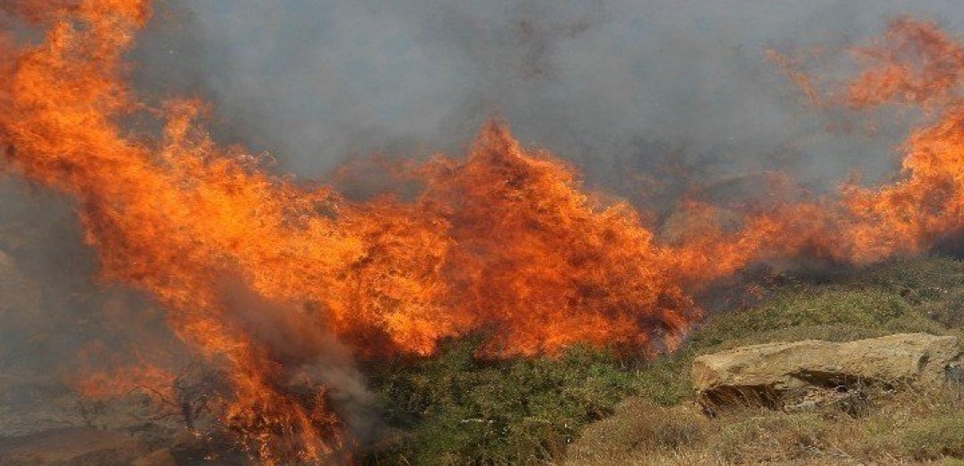 Ολονύχτια μάχη για να περιοριστεί η φωτιά στον Ασπρόπυργο