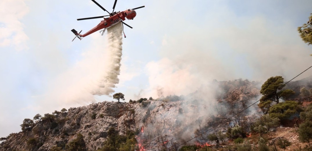 Διπλό μέτωπο φωτιάς στην Πάρνηθα - Τεράστια κινητοποίηση της Πυροσβεστικής, συνεχείς οι ρίψεις 