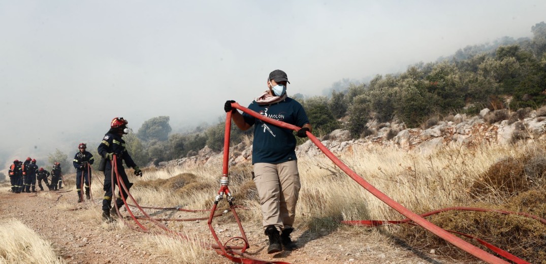 Υπό μερικό έλεγχο η πυρκαγιά σε χαμηλή βλάστηση στον Ασπρόπυργο