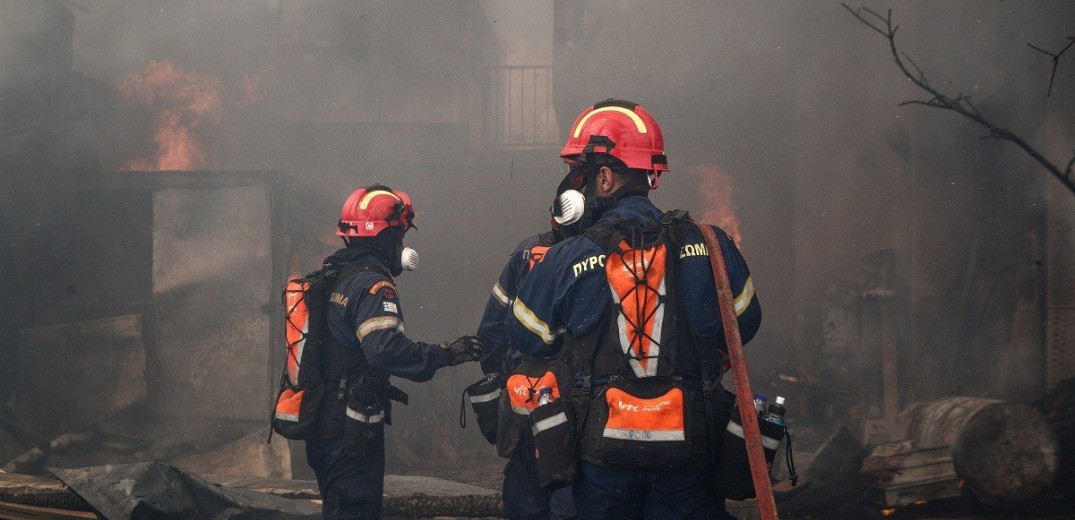 Τρίκαλα: Τραυματίστηκε πυροσβέστης στη φωτιά των Στουρναρέικων - Επιχείρηση μεταφοράς του με ελικόπτερο (βίντεο)