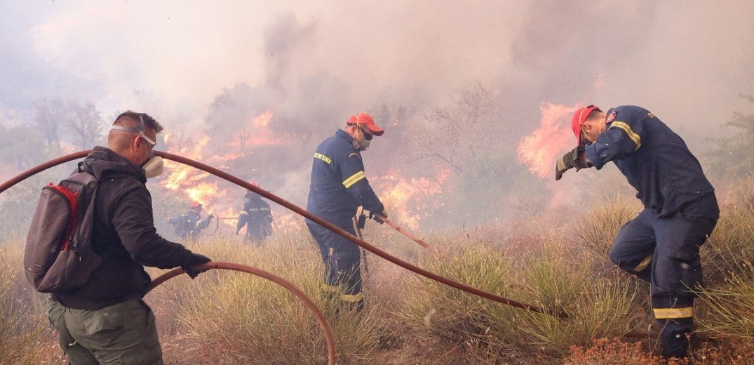 Μαίνεται για τρίτη ημέρα η φωτιά στα Πιέρια Όρη - Κατευθύνεται προς Κοζάνη (βίντεο)