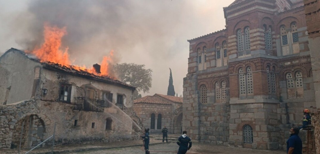 Βοιωτία: Στις φλόγες το ιστορικό μοναστήρι του Όσιου Λουκά (βίντεο)