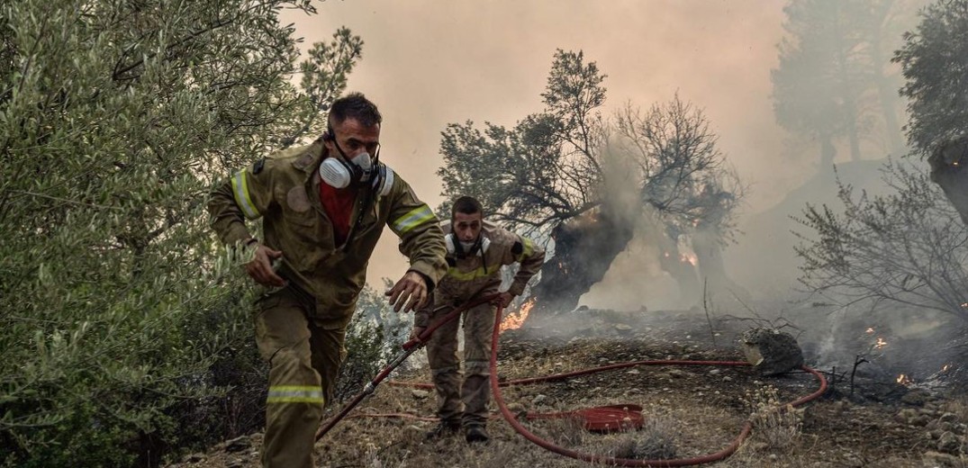 Χίος: Συνεχίζεται η μάχη για την κατάσβεση της δασικής πυρκαγιάς στο νησί