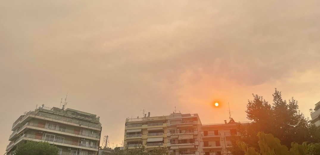 Οι καπνοί από τα πύρινα μέτωπα σκέπασαν τον ουρανό της Θεσσαλονίκης