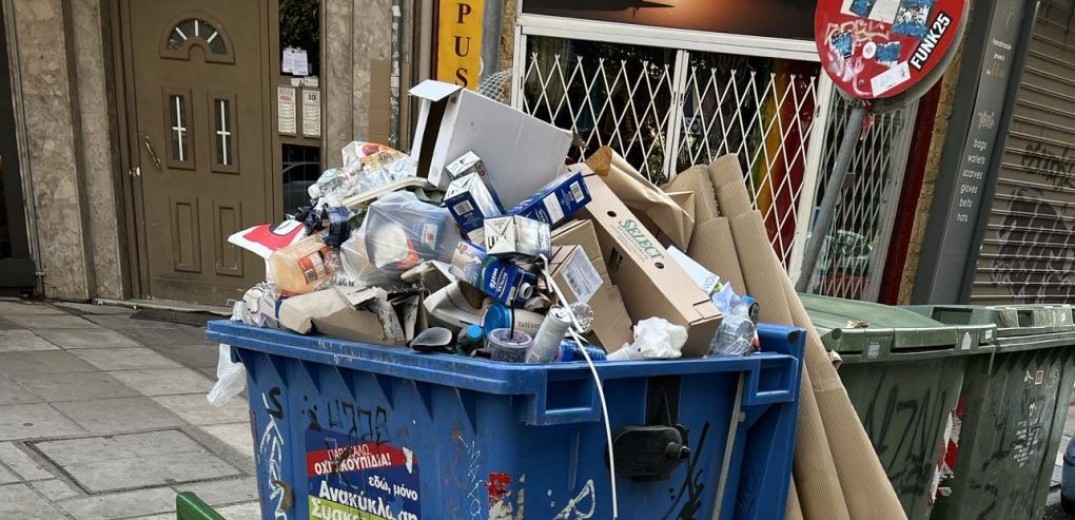 Χωματερή θυμίζει το κέντρο της Θεσσαλονίκης: Ξεχειλισμένοι, βρώμικοι κάδοι και καλαθάκια (Δείτε φωτογραφίες)