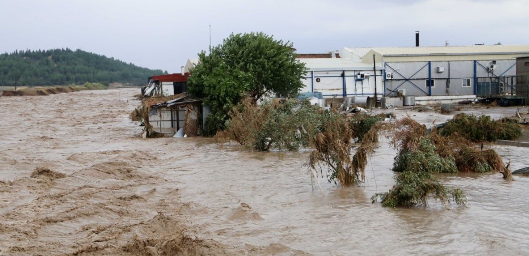 Συνεργεία του στρατού επιχειρούν σε περιοχές για την αποκομιδή ογκωδών αντικειμένων 