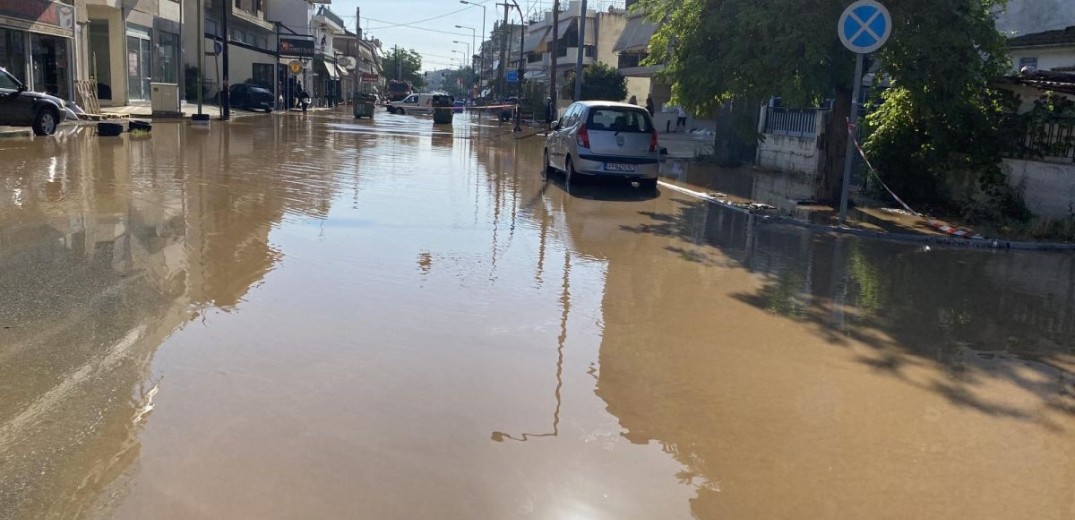 Λάρισα: «Μάχη» με τα νερά που έχουν πλημμυρίσει σπίτια κι επιχειρήσεις