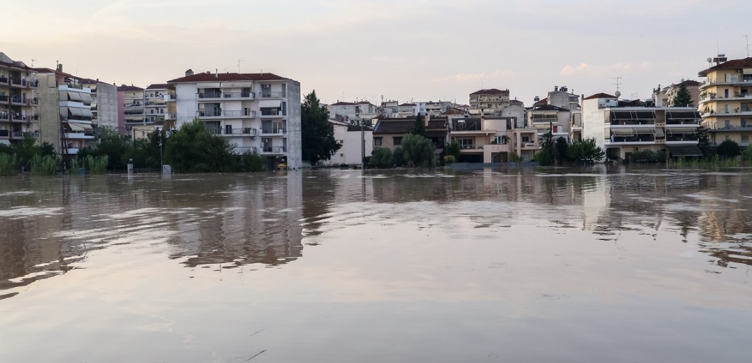 Βόλος: Σούπερ μάρκετ έπλυνε τον χώρο στάθμευσης και πλημμύρισε ξανά την περιοχή - Δείτε φωτογραφίες