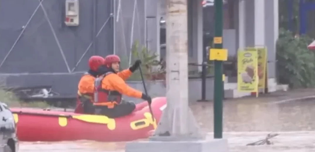 Με φουσκωτή βάρκα βγήκε η πυροσβεστική στο κέντρο του Βόλου για να απεγκλωβίσει τον κόσμο (βίντεο)