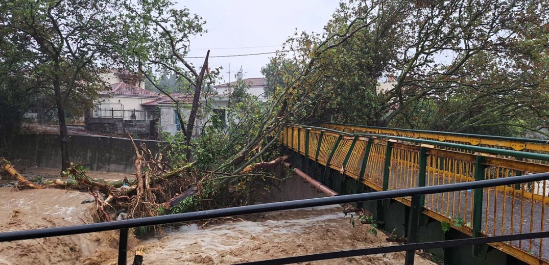 Βόλος: Βίντεο από τη στιγμή που σπάει γέφυρα από τον χείμαρρο