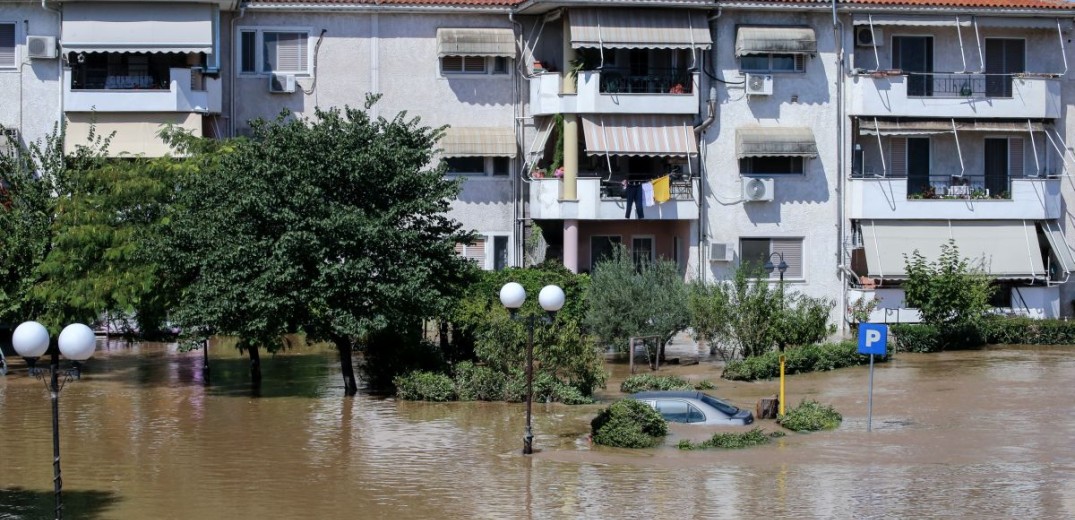 «Μάχη» με το νερό στις πλημμυρισμένες περιοχές της Λάρισας