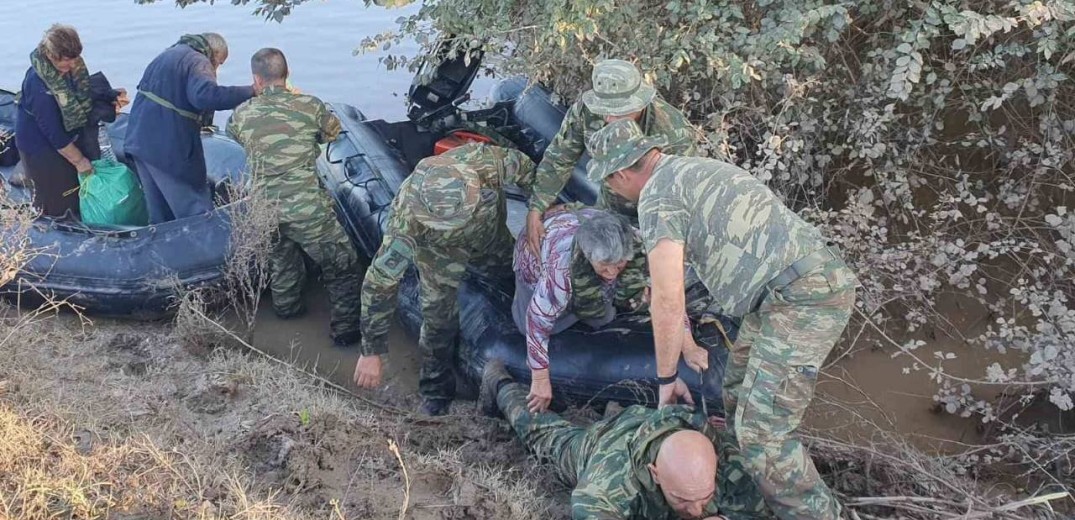 Τον αποθέωσε και ο αρχηγός ΓΕΕΘΑ: Πεζοναύτης ξαπλώνει στη λάσπη για να περάσουν με ασφάλεια ηλικιωμένοι - Δείτε φωτογραφίες