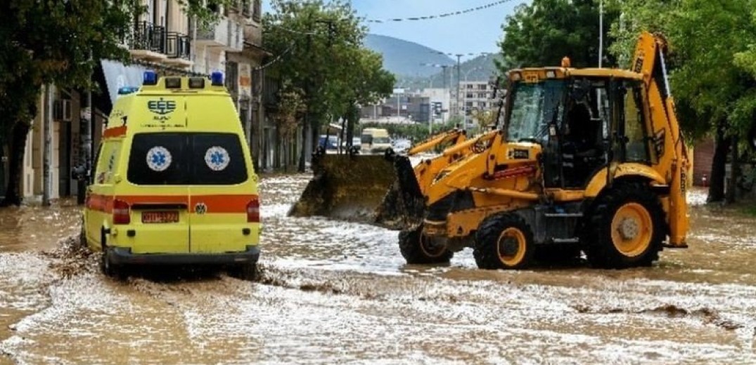 Θεσσαλία: Μάχη με το χρόνο δίνουν κάτοικοι και συνεργεία στις πληγείσες περιοχές των Τρικάλων και της Καρδίτσας