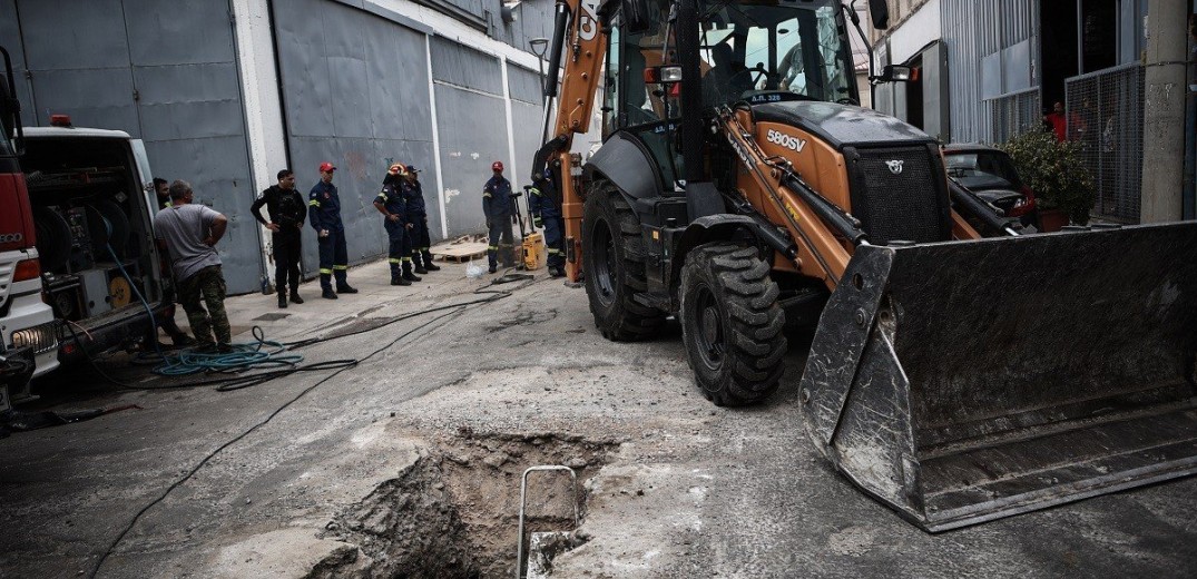 Άνδρας έπεσε σε φρεάτιο στον Πειραιά - Σε εξέλιξη επιχείρηση διάσωσης (φωτ.)