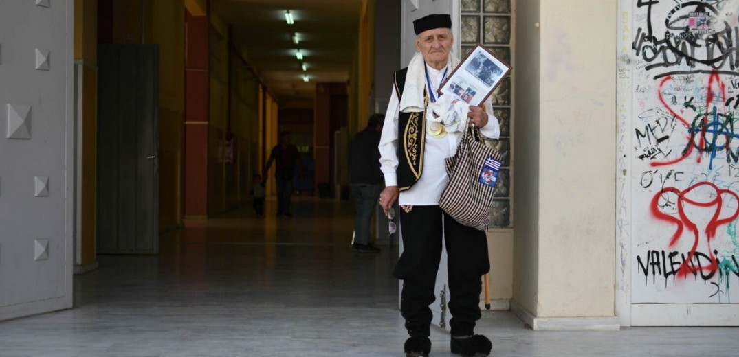 Λαρισαίος προσήλθε στην κάλπη με τσαρούχια και γκλίτσα (βίντεο, φωτ.)