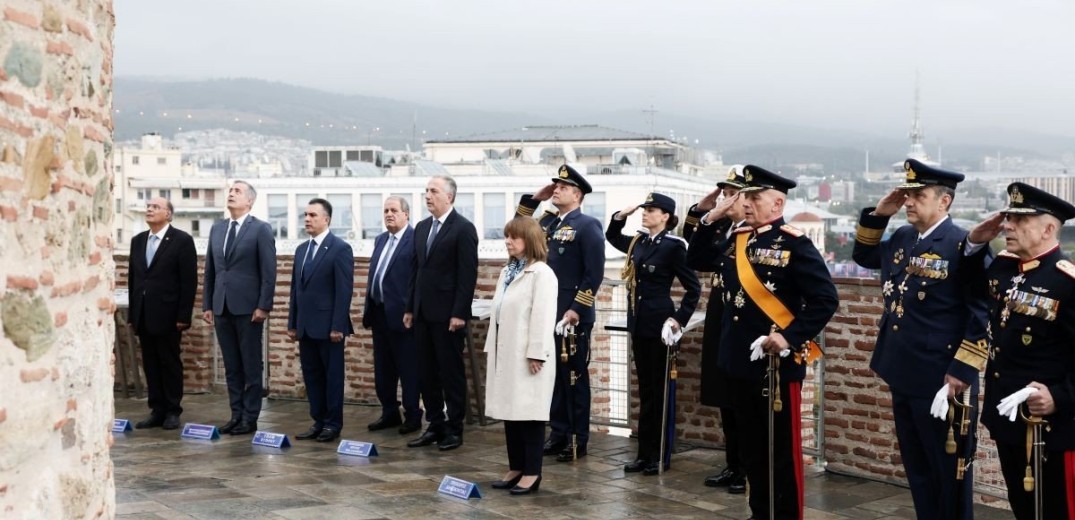 Θεσσαλονίκη: Με την έπαρση της σημαίας στον Λευκό Πύργο ξεκίνησαν οι εορταστικές εκδηλώσεις