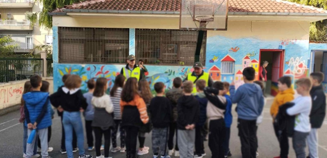 Κοζάνη: Η Δημοτική Αστυνομία κάνει μαθήματα κυκλοφοριακής αγωγής σε παιδιά δημοτικού (φωτ.)