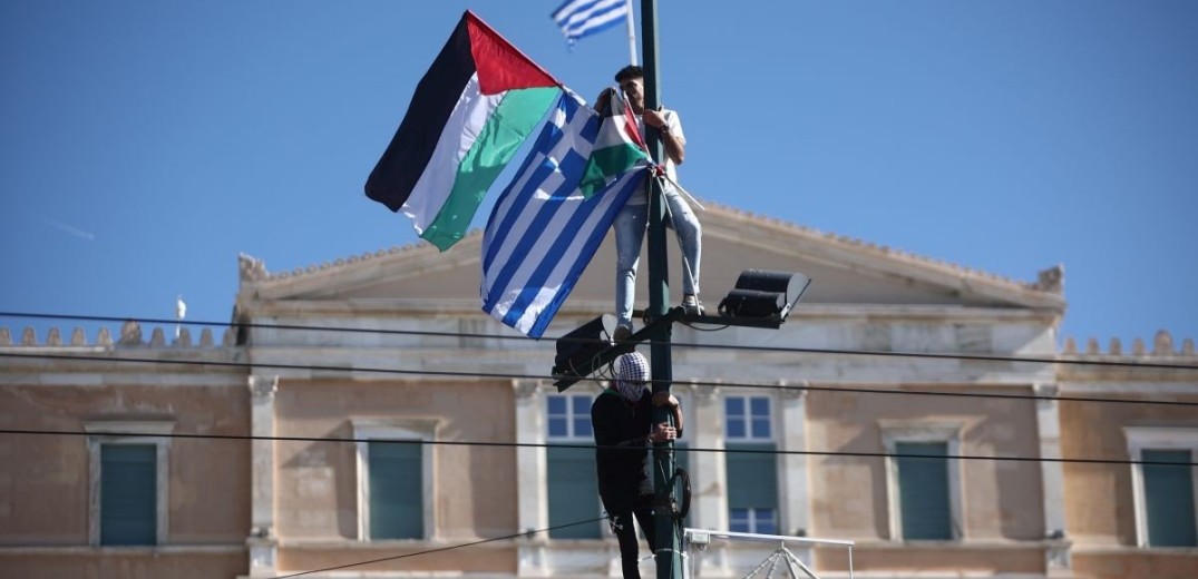 ΚΚΕ: Προκλητική και άδικη η προσαγωγή του διαδηλωτή που τοποθέτησε την παλαιστινιακή σημαία