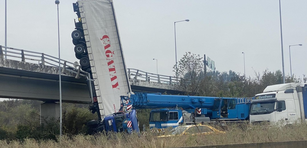 Θεσσαλονίκη: Έπεσε φορτηγό από γέφυρα στην εξωτερική περιφερειακή στο Καλοχώρι (βίντεο, φωτ.)