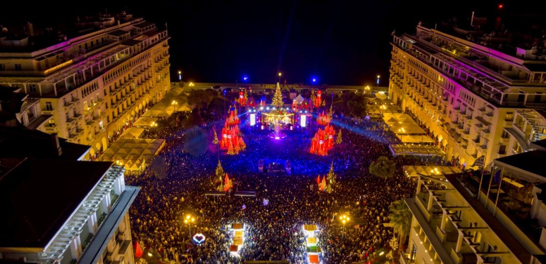 Χαμός στην πλατεία Αριστοτέλους για το άναμμα του χριστουγεννιάτικου δέντρου και τον Πλούταρχο (βίντεο & φωτ.)