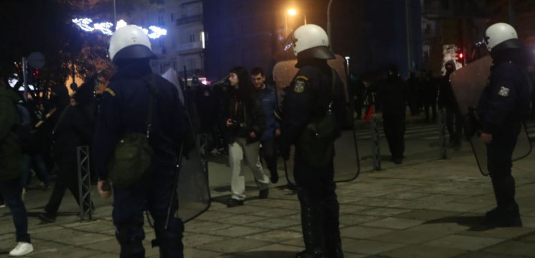 Θεσσαλονίκη: Επεισόδια έξω από το ΑΠΘ μεταξύ αντιεξουσιαστών και ΜΑΤ (βίντεο)